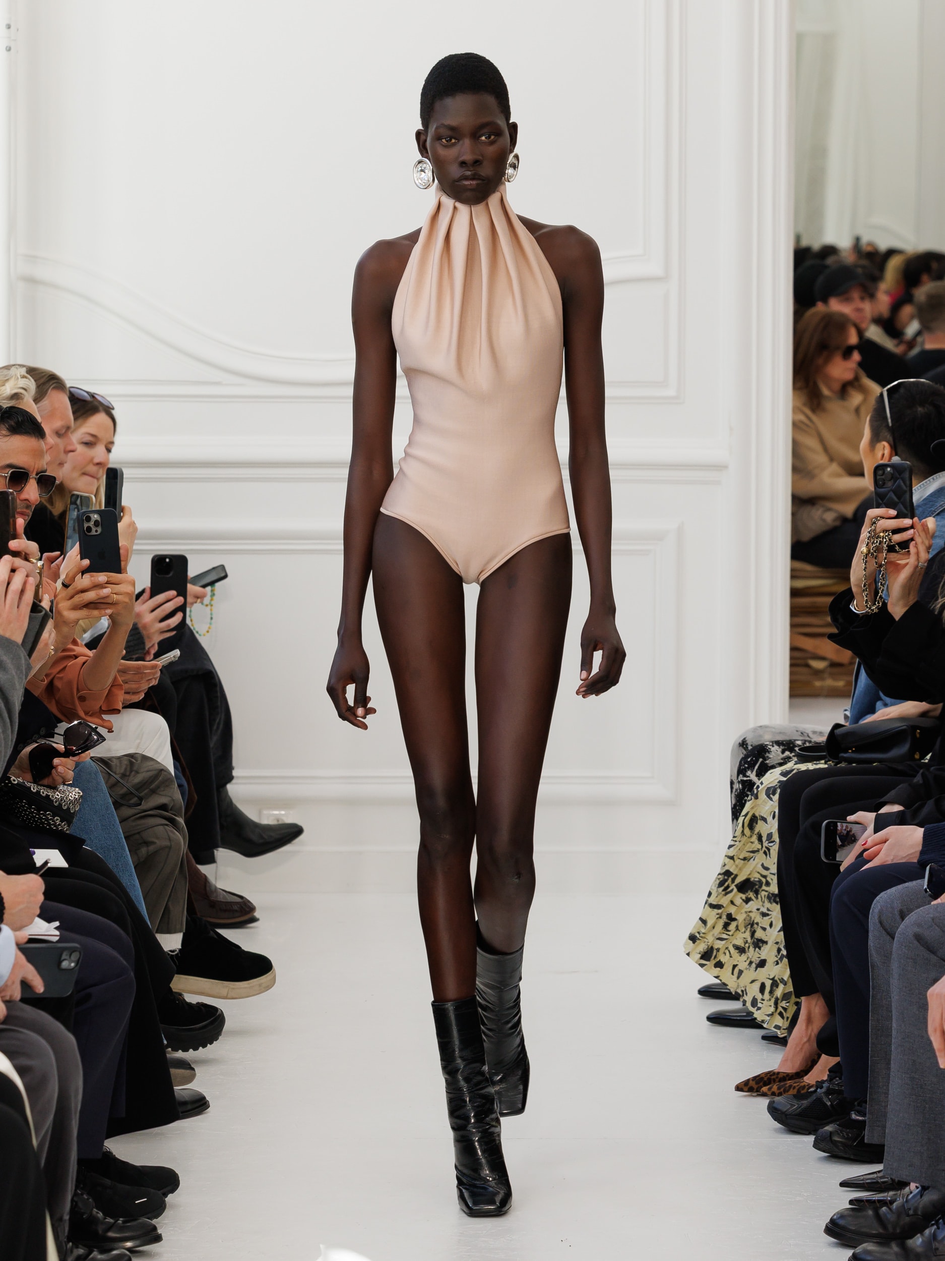 Givenchy_Womenswear_AW25_Look_02 Givenchy_Womenswear_AW25_Look_02