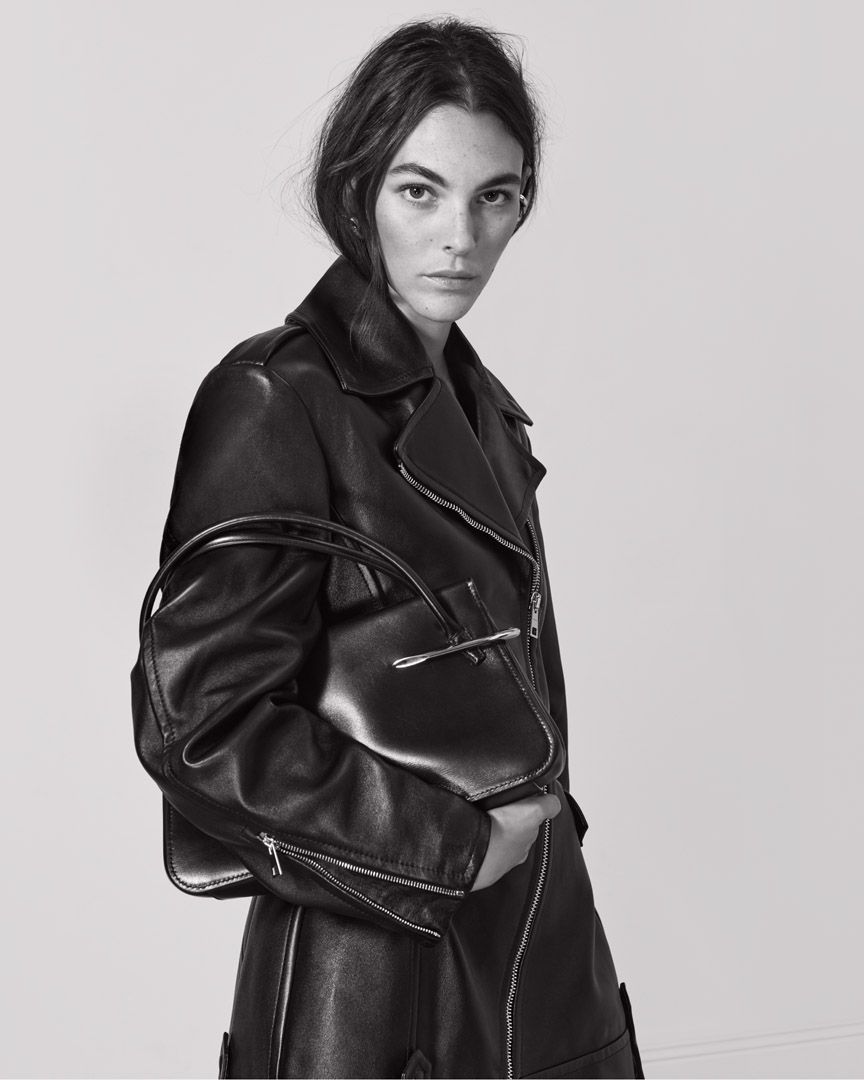 GIVENCHY_FW25_WOMEN_CAMPAIGN_DIGITAL_4x5_20