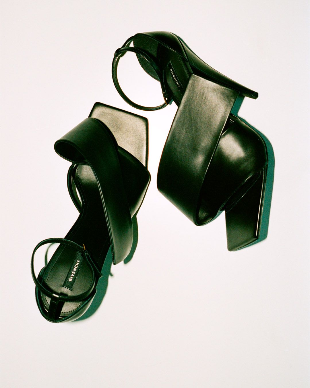 GIVENCHY_FW25_SHOW_ACCESS_SAM_HELLMANN_4x5_26