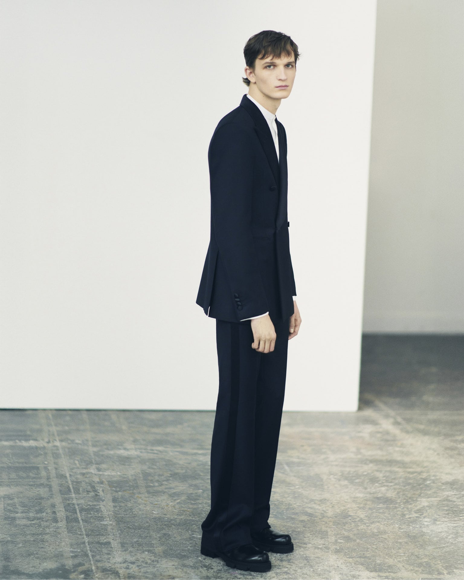 Slim fit suit-jacket in wool with satin collar