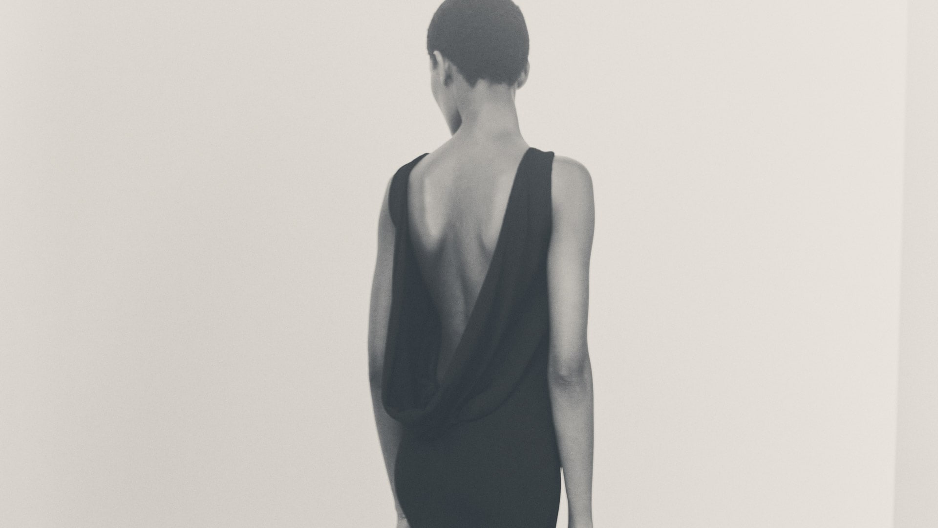 Evening dress in textured jersey with crystal laces