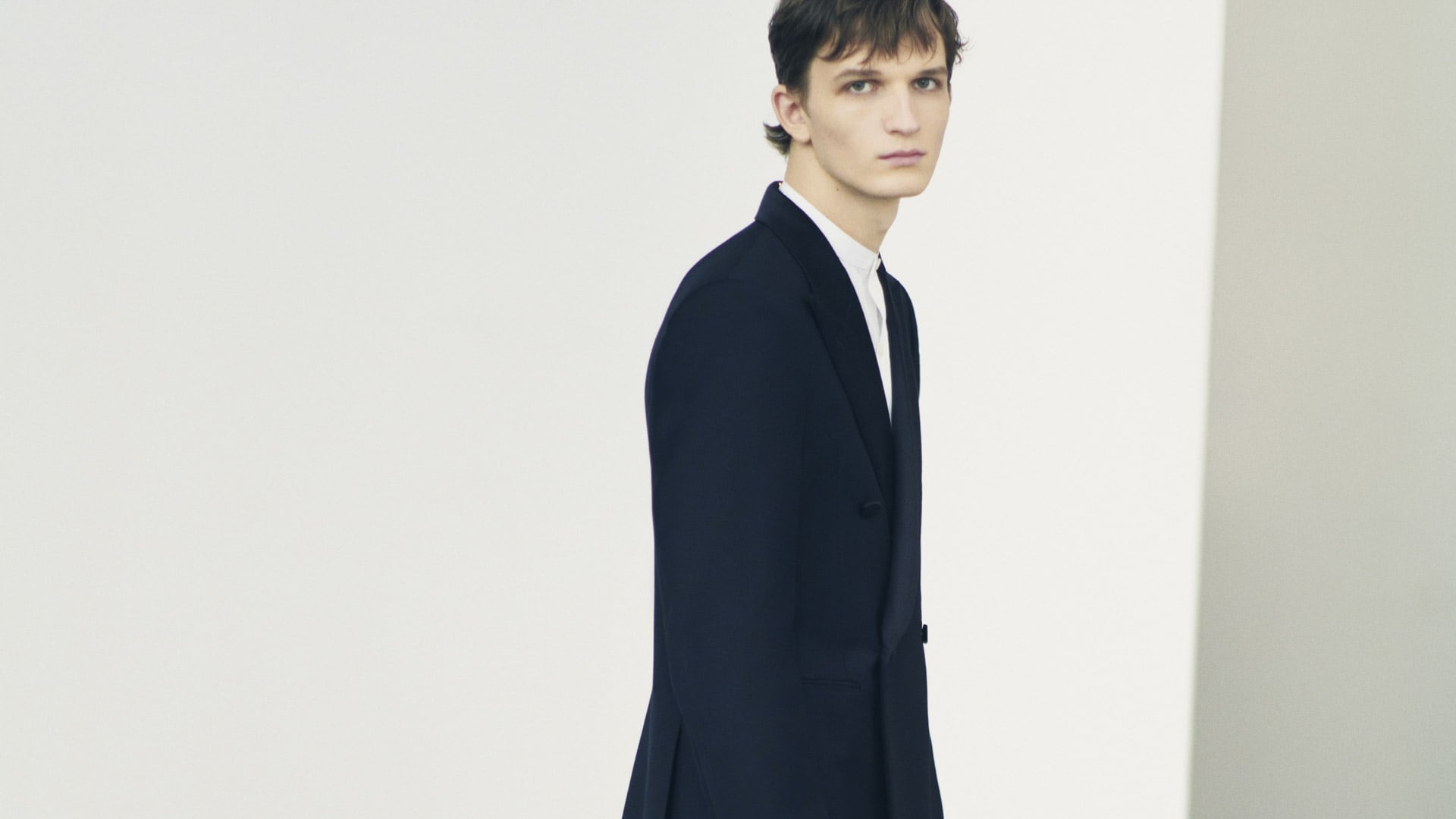 Slim fit suit-jacket in wool with satin collar